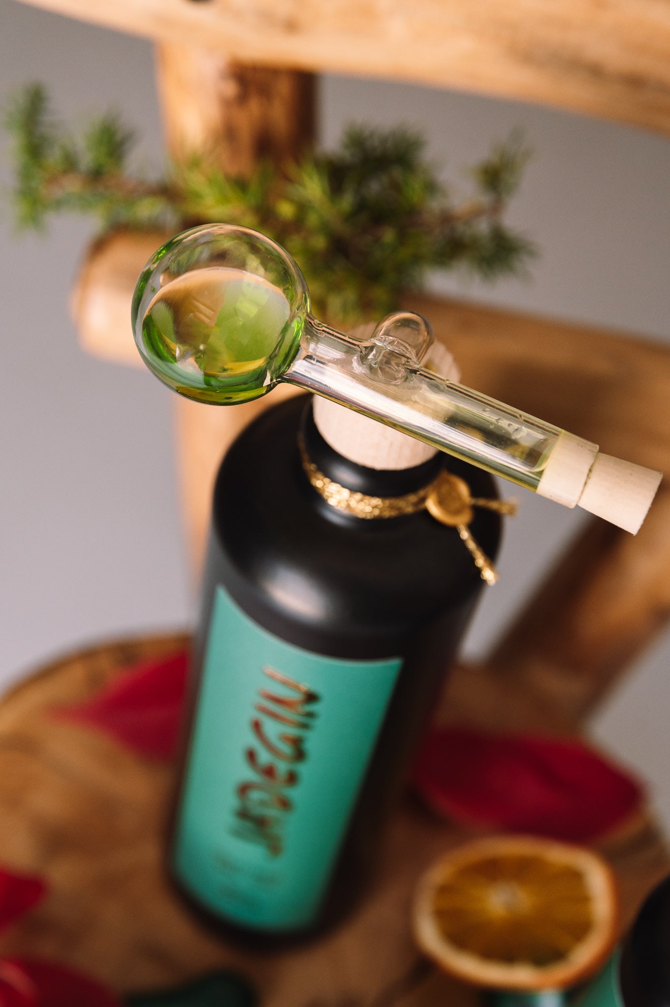 Jadegin 500 mL - Handgemachter grüner Gin mit Farbwechsel – Destillerie  Brenngeist